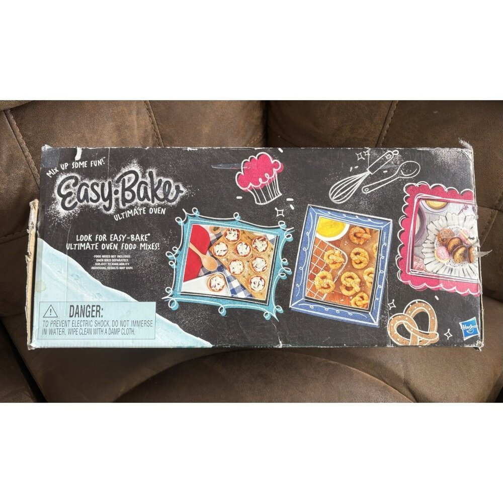 Hasbro Easy-Bake Ultimate Oven White Electric Toy Baking Set Model F0137 W/ Box